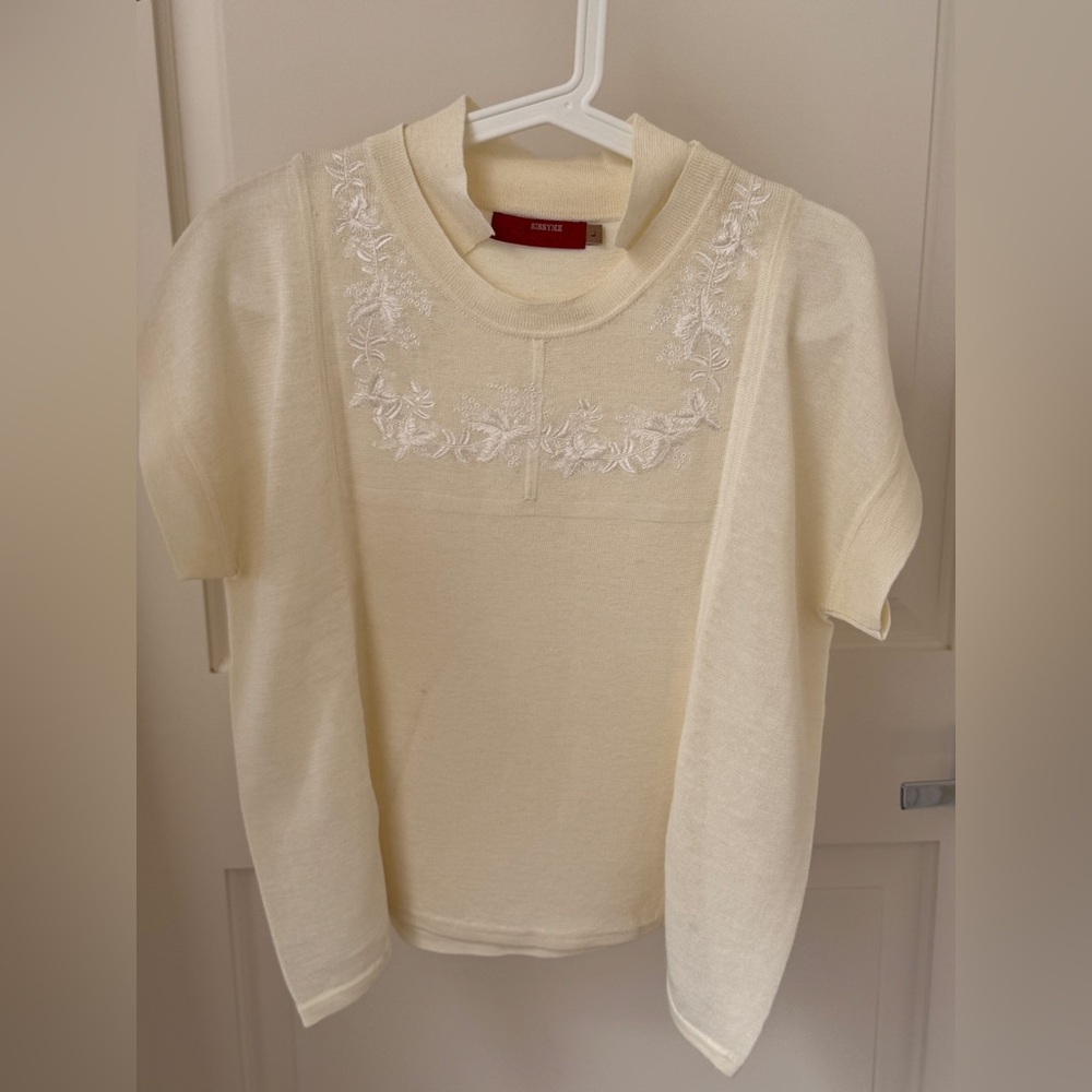 Knit short sleeve top with Floral Embroidery size L